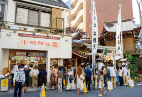 オフィス街にある「小綱神社」。取材当日は平時にもかかわらず、多くの人で賑わっている。