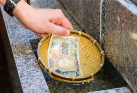 編集部員も1000円札をジャブジャブと洗った後は財布に。1年後の経済状況に期待したい。