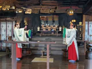 巫女さんによる神楽