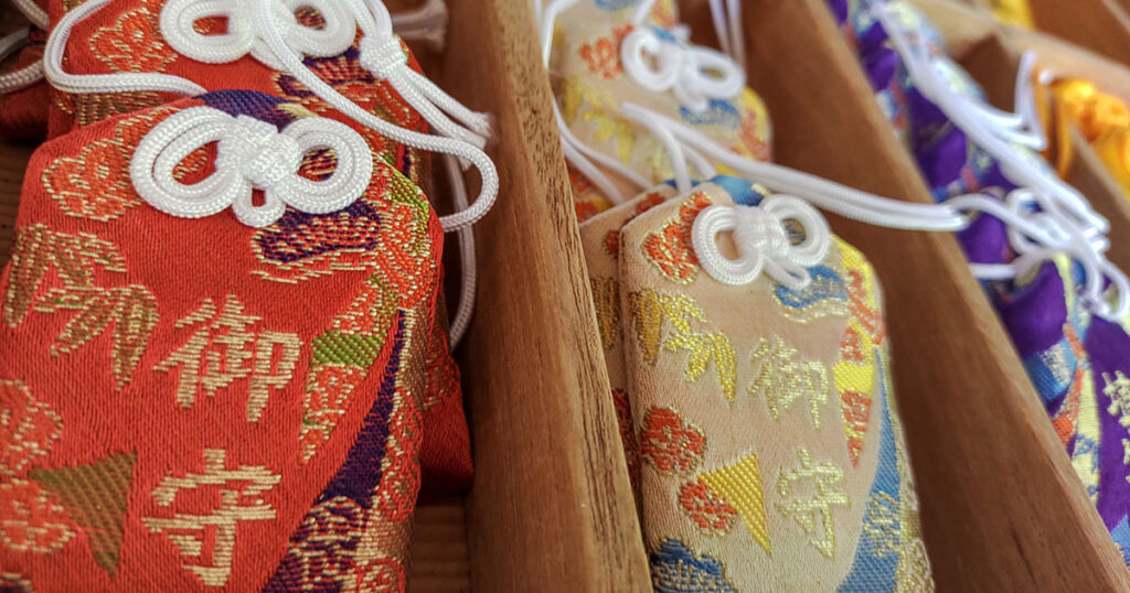 【Q6】お守りの中には神様や仏様が入っているの?